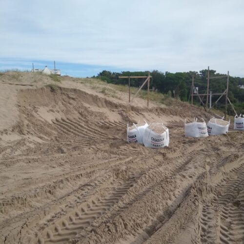 Mar Azul: vecinos denuncian una obra a metros de la costa que viola la ley