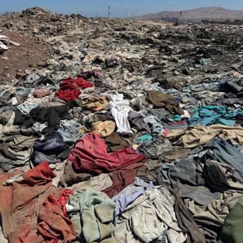 Atacama: visitamos el basurero de ropa en Chile 